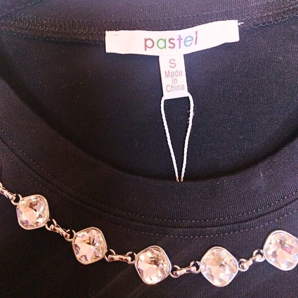 PASTEL COLLECTIONS BLACK BOW AND ROSETTE T-SHIRT W/ PEARL & CRYSTAL NECKLACE - Picture 6 of 7